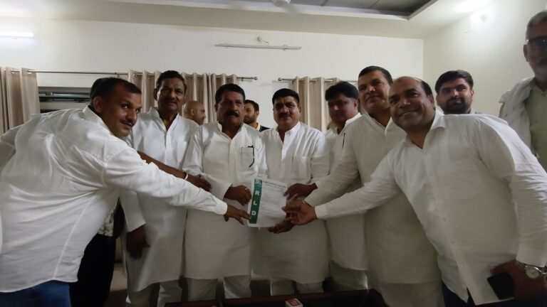 मुरादाबाद में आरएलडी संगठन विस्तार बैठक में नवनियुक्त जिलाध्यक्ष अनिल चौधरी के साथ पार्टी कार्यकर्ता।
