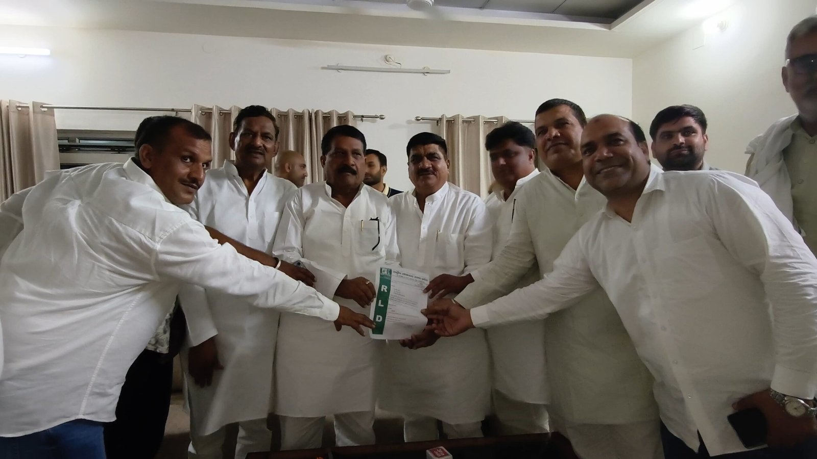 मुरादाबाद में आरएलडी संगठन विस्तार बैठक में नवनियुक्त जिलाध्यक्ष अनिल चौधरी के साथ पार्टी कार्यकर्ता।