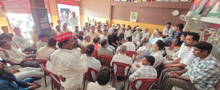 समाजवादी पार्टी की बैठक में जिला अध्यक्ष जयवीर सिंह यादव, विधायक मोहम्मद फहीम इरफान और शाकिर सलमानी कार्यकर्ताओं के साथ।