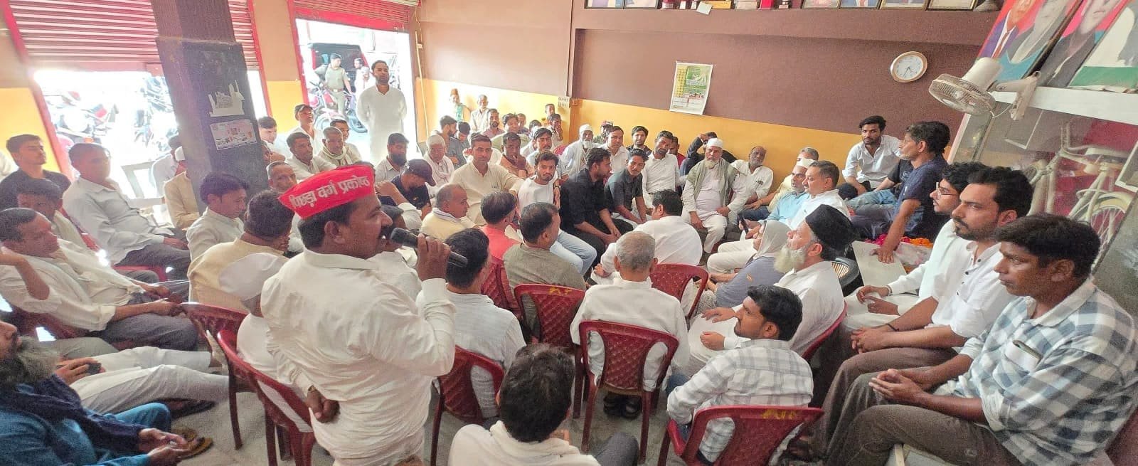 समाजवादी पार्टी की बैठक में जिला अध्यक्ष जयवीर सिंह यादव, विधायक मोहम्मद फहीम इरफान और शाकिर सलमानी कार्यकर्ताओं के साथ।