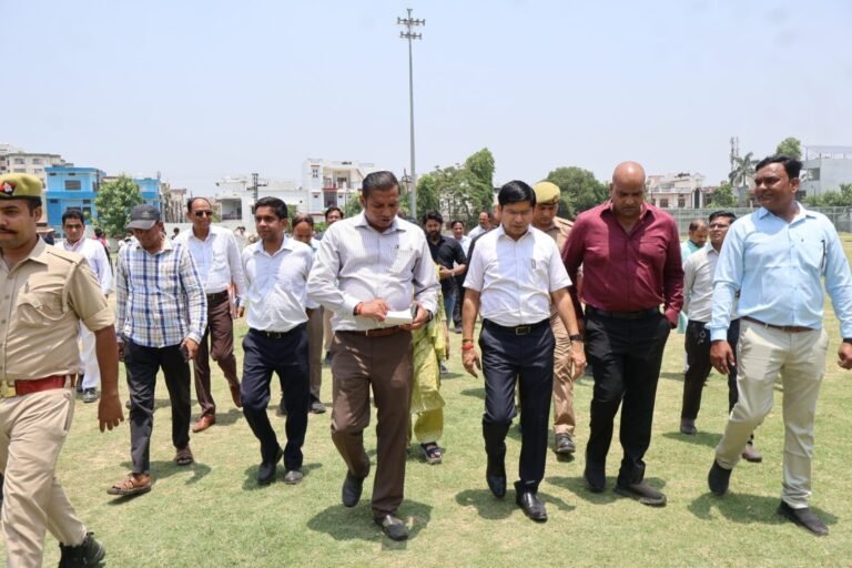 सोनकपुर स्टेडियम का निरीक्षण करते डीएम डॉ. राजेंद्र पैंसिया, विकास कार्यों और खेल सुविधाओं का जायजा लेते हुए