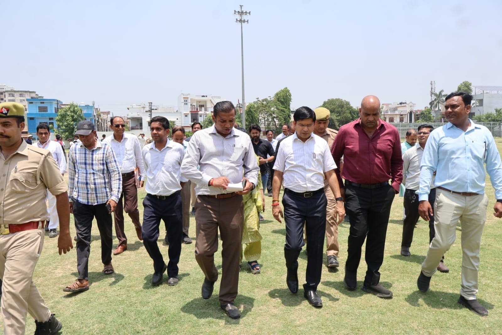सोनकपुर स्टेडियम का निरीक्षण करते डीएम डॉ. राजेंद्र पैंसिया, विकास कार्यों और खेल सुविधाओं का जायजा लेते हुए