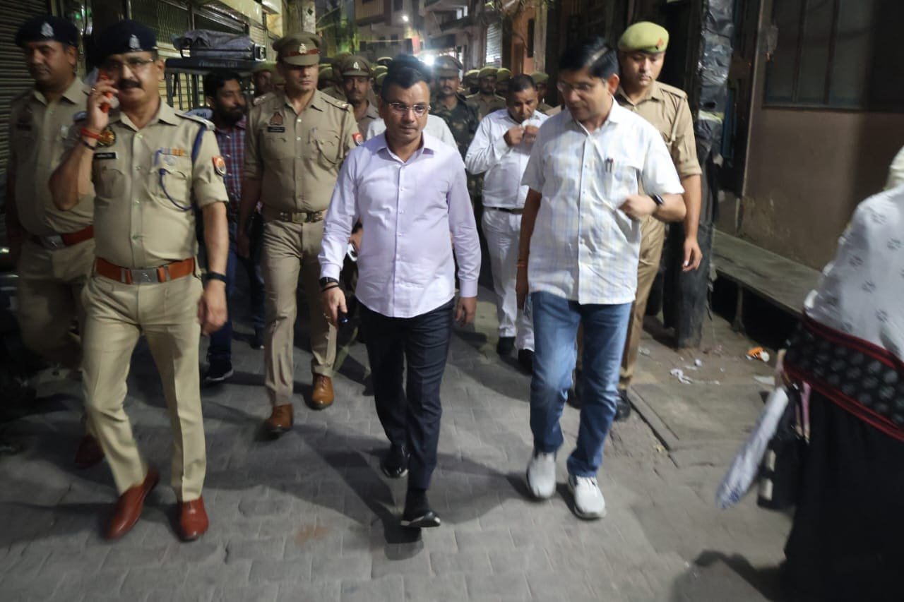 राइट टू ट्रैवल अभियान के दौरान मुरादाबाद में पैदल निरीक्षण करते डीएम डॉ. राजेन्द्र पैंसिया और एसएसपी सतपाल अंतिल।