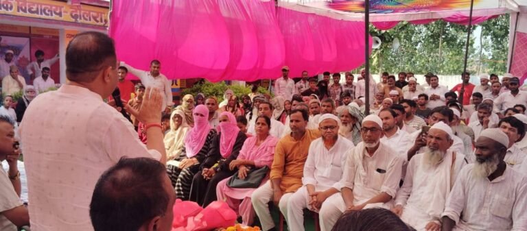 दौलरा गांव की ग्राम चौपाल में ग्रामीणों से संवाद करते विधायक ठाकुर रामवीर सिंह और मौजूद अधिकारी