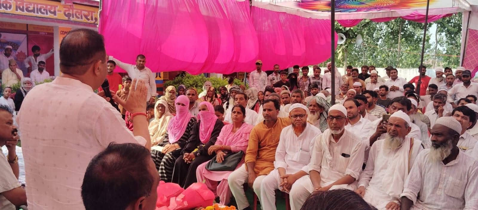दौलरा गांव की ग्राम चौपाल में ग्रामीणों से संवाद करते विधायक ठाकुर रामवीर सिंह और मौजूद अधिकारी