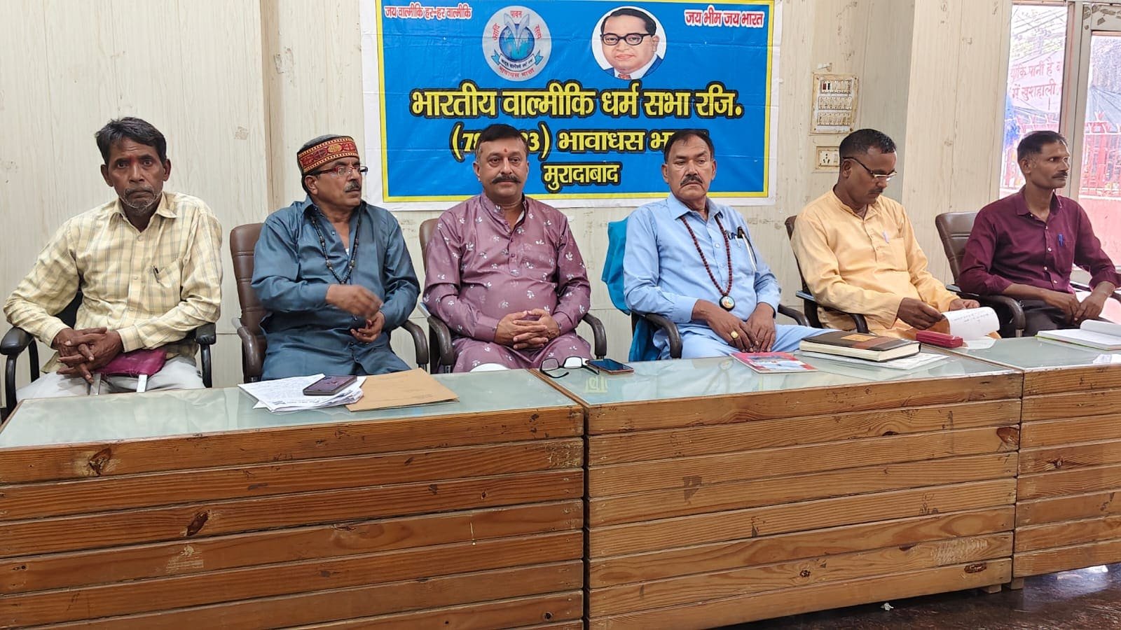 मुरादाबाद में भारतीय वाल्मीकि धर्म सभा की बैठक के दौरान मौजूद पदाधिकारी एवं कार्यकर्ता।