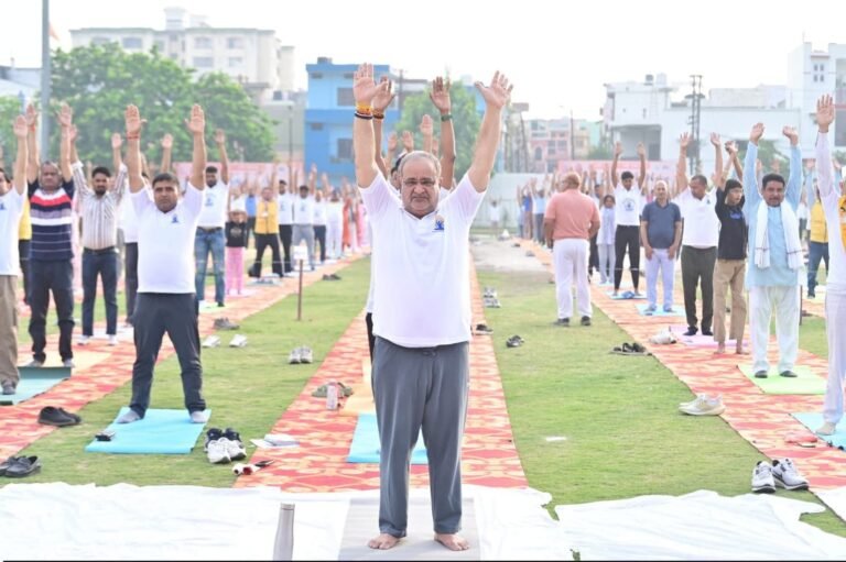 अंतरराष्ट्रीय योग दिवस मुरादाबाद के भव्य योग कार्यक्रम में योगाभ्यास करते कैबिनेट मंत्री भूपेंद्र चौधरी और बड़ी संख्या में मौजूद प्रतिभागी।