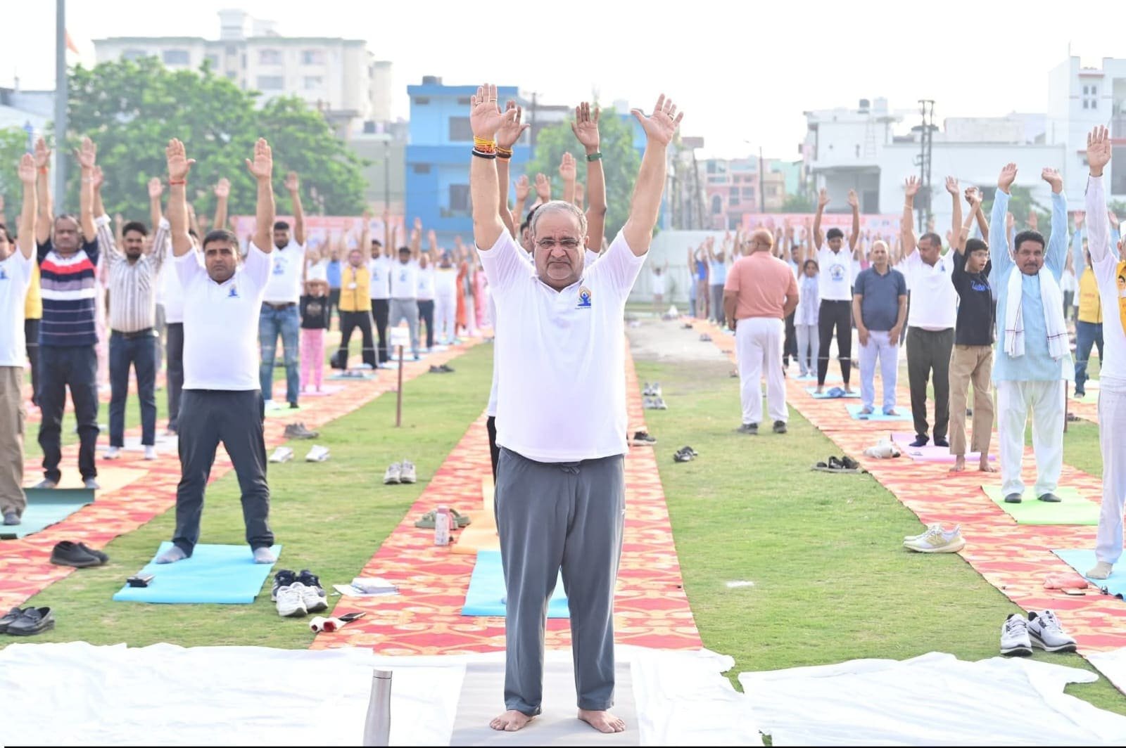 अंतरराष्ट्रीय योग दिवस मुरादाबाद के भव्य योग कार्यक्रम में योगाभ्यास करते कैबिनेट मंत्री भूपेंद्र चौधरी और बड़ी संख्या में मौजूद प्रतिभागी।