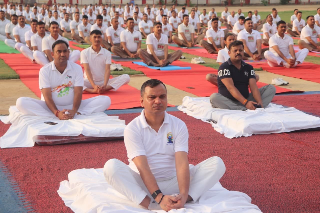 अंतर्राष्ट्रीय योग दिवस पर पुलिस लाइन मुरादाबाद में पुलिस अधिकारी, कर्मचारी और पत्रकार सामूहिक योगाभ्यास करते हुए।