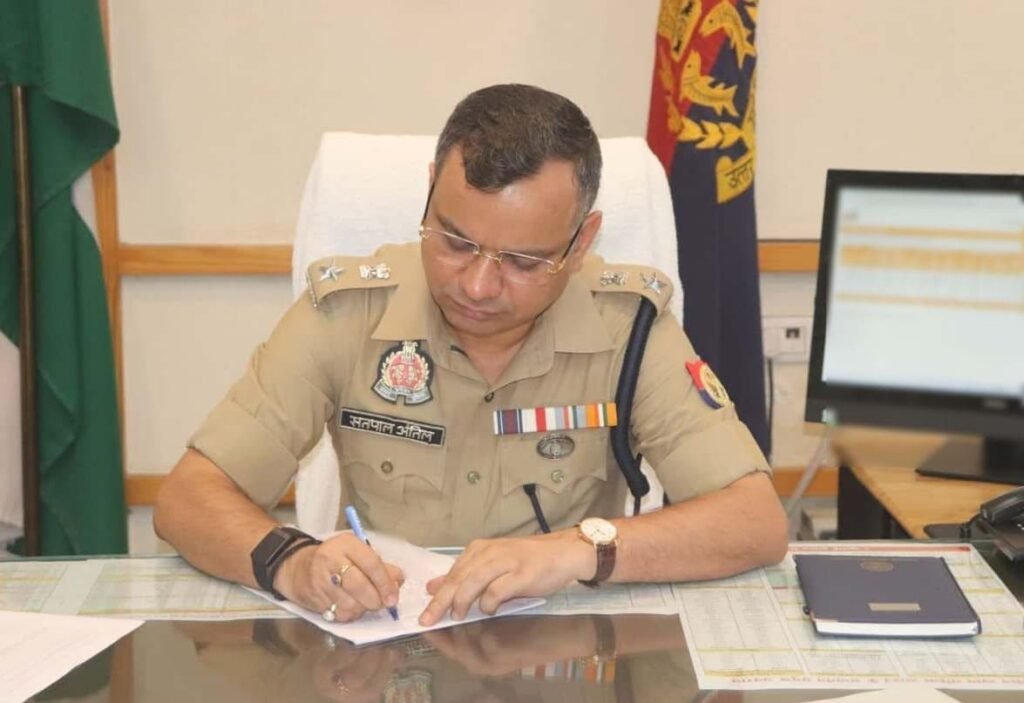 मुरादाबाद पुलिस में 56 दरोगाओं के तबादले के बाद एसएसपी कार्यालय से जारी तबादला सूची और पुलिस अधिकारी।