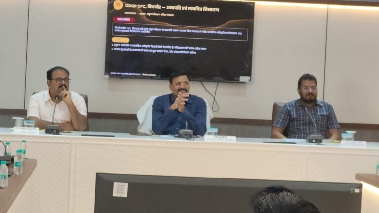 मुरादाबाद में मंडलीय उद्योग बंधु समिति की बैठक के दौरान मंडलायुक्त आन्जनेय कुमार सिंह अधिकारियों और उद्यमियों के साथ औद्योगिक विकास एवं विकास कार्यों की समीक्षा करते हुए।