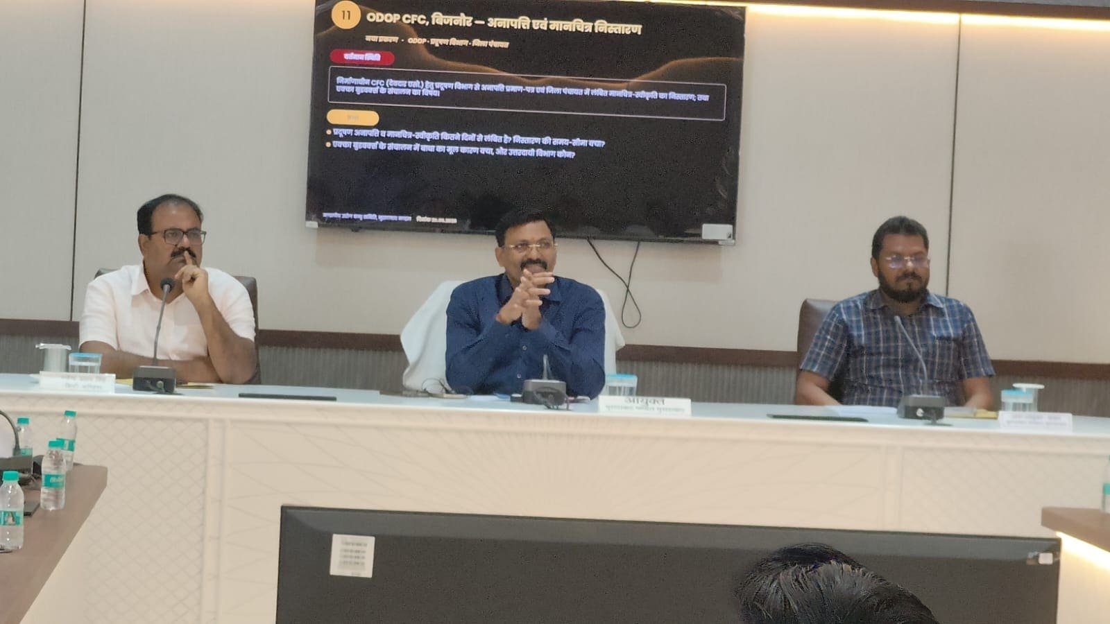 मुरादाबाद में मंडलीय उद्योग बंधु समिति की बैठक के दौरान मंडलायुक्त आन्जनेय कुमार सिंह अधिकारियों और उद्यमियों के साथ औद्योगिक विकास एवं विकास कार्यों की समीक्षा करते हुए।