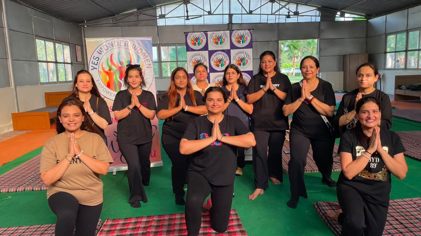 अंतर्राष्ट्रीय योग दिवस पर मुरादाबाद में YES Wonder Women Club के योग सत्र में योगाभ्यास करती महिला सदस्य।
