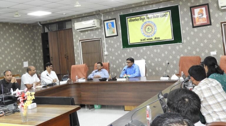 मेरठ के ऊर्जा भवन में इंडियन एनर्जी स्टैक विषय पर आयोजित कार्यशाला में संबोधित करते प्रबंध निदेशक रवीश गुप्ता और मौजूद अधिकारी।
