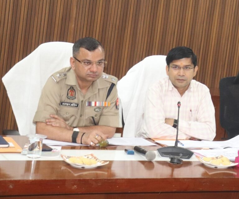 मुरादाबाद कलेक्ट्रेट सभागार में सड़क सुरक्षा समीक्षा बैठक की अध्यक्षता करते जिलाधिकारी डॉ. राजेन्द्र पैंसिया और वरिष्ठ पुलिस अधीक्षक सतपाल अंतिल।