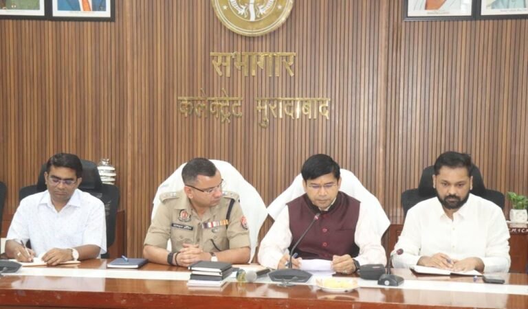 मुरादाबाद में वीवीआईपी दौरे की तैयारियों को लेकर कलेक्ट्रेट सभागार में समीक्षा बैठक करते जिलाधिकारी, एसएसपी और अन्य अधिकारी।