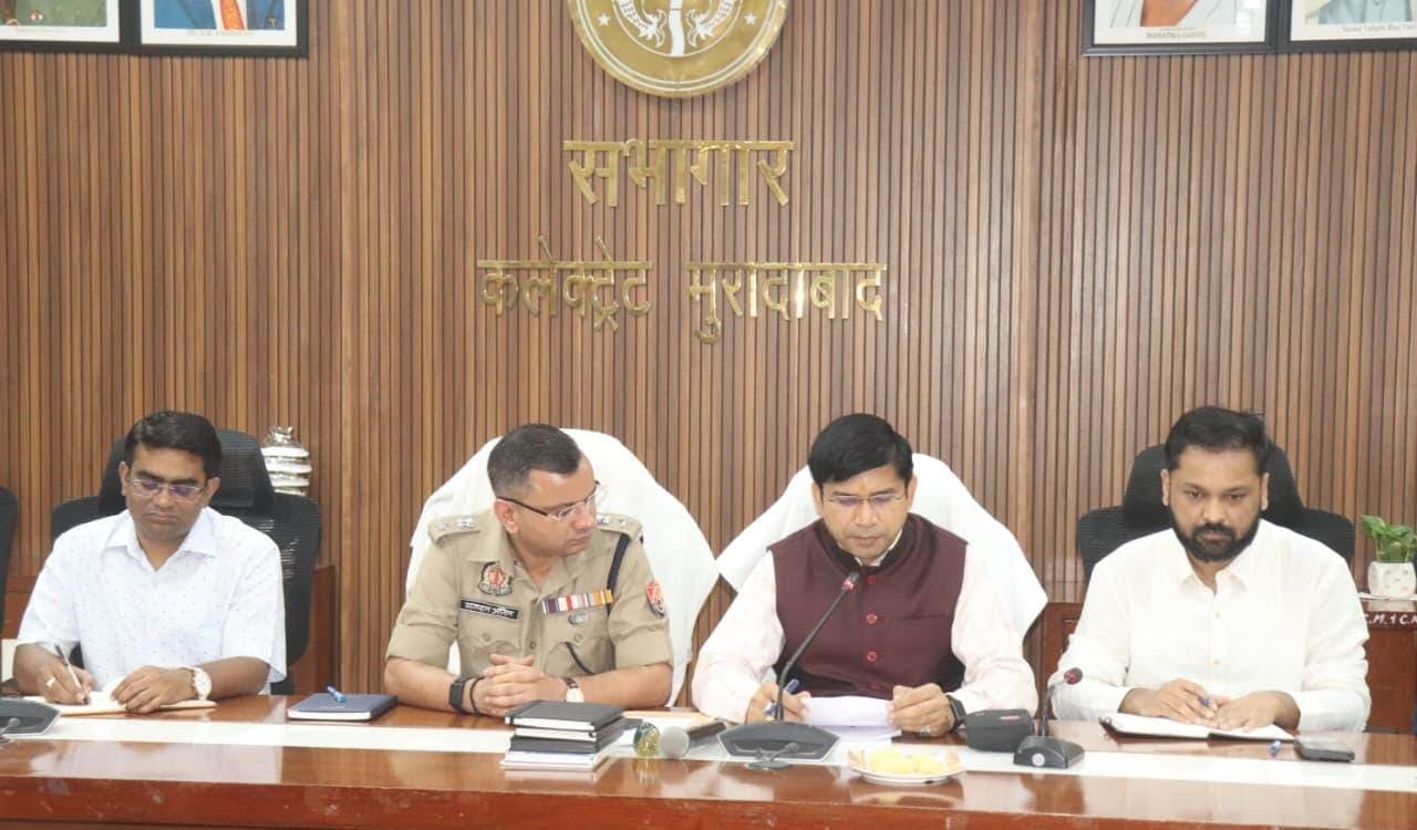 मुरादाबाद में वीवीआईपी दौरे की तैयारियों को लेकर कलेक्ट्रेट सभागार में समीक्षा बैठक करते जिलाधिकारी, एसएसपी और अन्य अधिकारी।