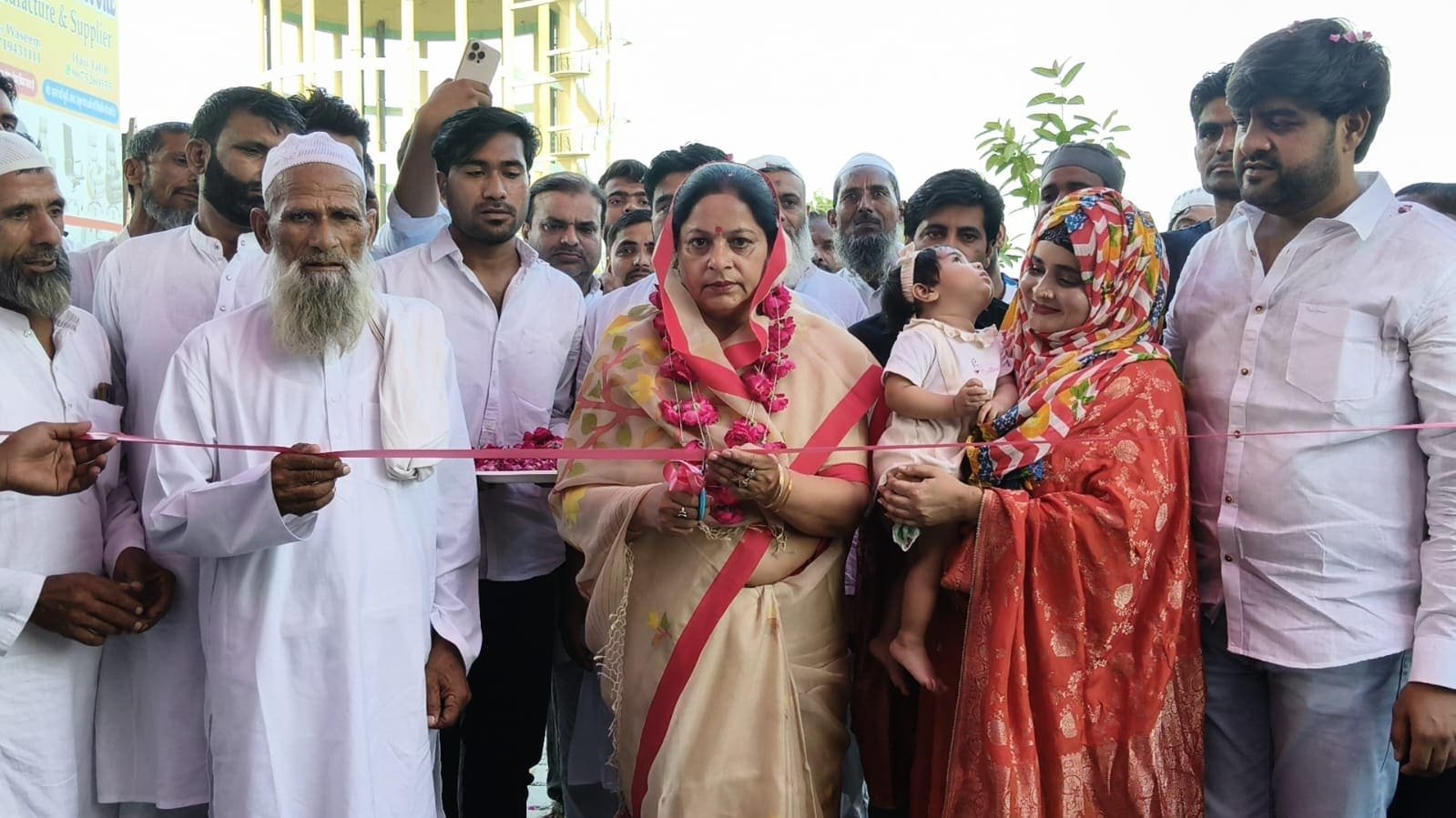 सांसद रुचि वीरा ने मुरादाबाद में ज़म ज़म रॉयल फर्नीचर शोरूम का शुभारंभ किया।