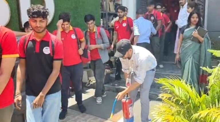 मुरादाबाद में कोचिंग संस्थानों की अग्नि सुरक्षा जांच के दौरान स्कॉलर्स डेन में फायर सेफ्टी मॉक ड्रिल कराते अग्निशमन विभाग के अधिकारी