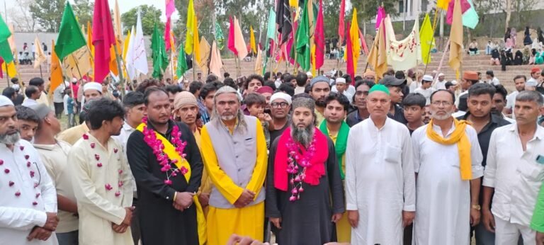 मुरादाबाद के बागड़पुर मंडिया से निकले अलम के जुलूस में हजरत इमाम हुसैन (अ.स.) और कर्बला के 72 शहीदों को याद करते अकीदतमंद।