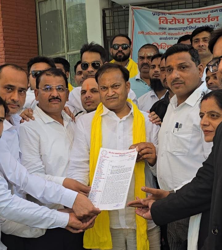मुरादाबाद में ई-पंजीकरण व्यवस्था के विरोध में मंत्री प्रतिनिधि रवि चौधरी को ज्ञापन सौंपते अधिवक्ता, दस्तावेज लेखक और स्टांप विक्रेता।