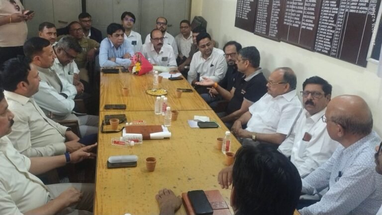 मुरादाबाद में नगर विधायक रितेश गुप्ता की मौजूदगी में टैक्स अधिवक्ताओं की बैठक में अपर आयुक्त अशोक कुमार सिंह।