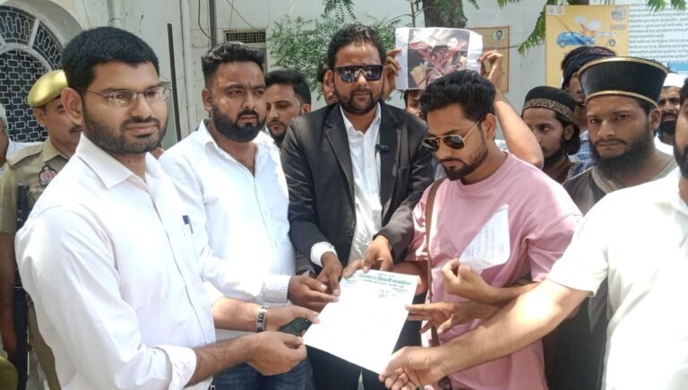 मुरादाबाद में नाजिया इलाही खान की गिरफ्तारी की मांग को लेकर जिलाधिकारी को ज्ञापन सौंपते खिदमत ए जिंदगी फाउंडेशन के पदाधिकारी।