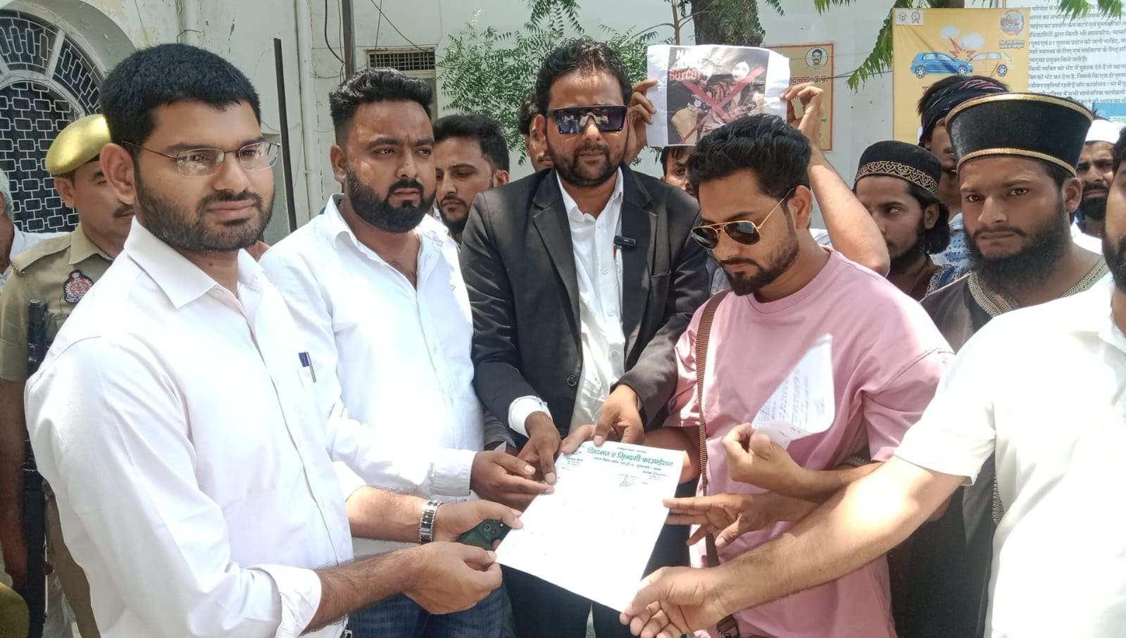 मुरादाबाद में नाजिया इलाही खान की गिरफ्तारी की मांग को लेकर जिलाधिकारी को ज्ञापन सौंपते खिदमत ए जिंदगी फाउंडेशन के पदाधिकारी।