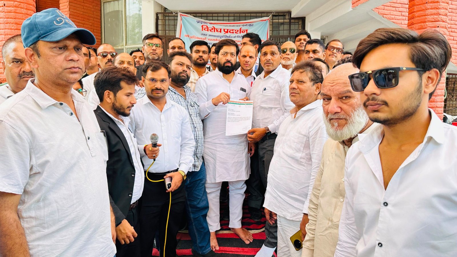 ई-पंजीकरण व्यवस्था के विरोध में मुरादाबाद कलेक्ट्रेट परिसर में अधिवक्ताओं, दस्तावेज लेखकों और कांग्रेस नेताओं द्वारा ज्ञापन सौंपते हुए।
