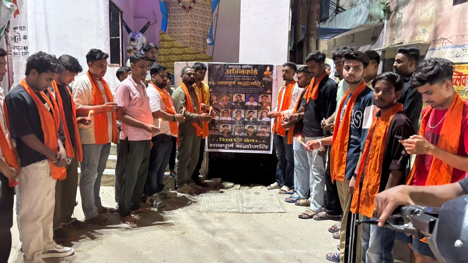 लखनऊ अग्निकांड में मृत विद्यार्थियों को श्रद्धांजलि देते हुए मुरादाबाद में शिवसेना कार्यकर्ता