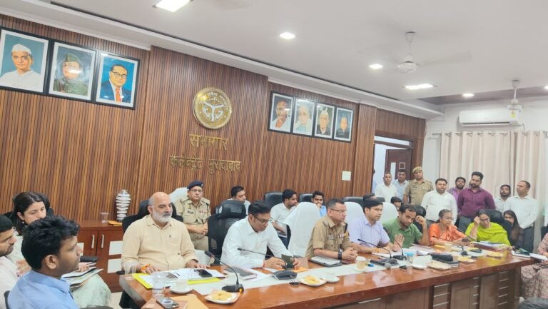 मुरादाबाद में फायर सेफ्टी नियमों और सुरक्षा मानकों पर आयोजित बैठक में मौजूद अधिकारी।