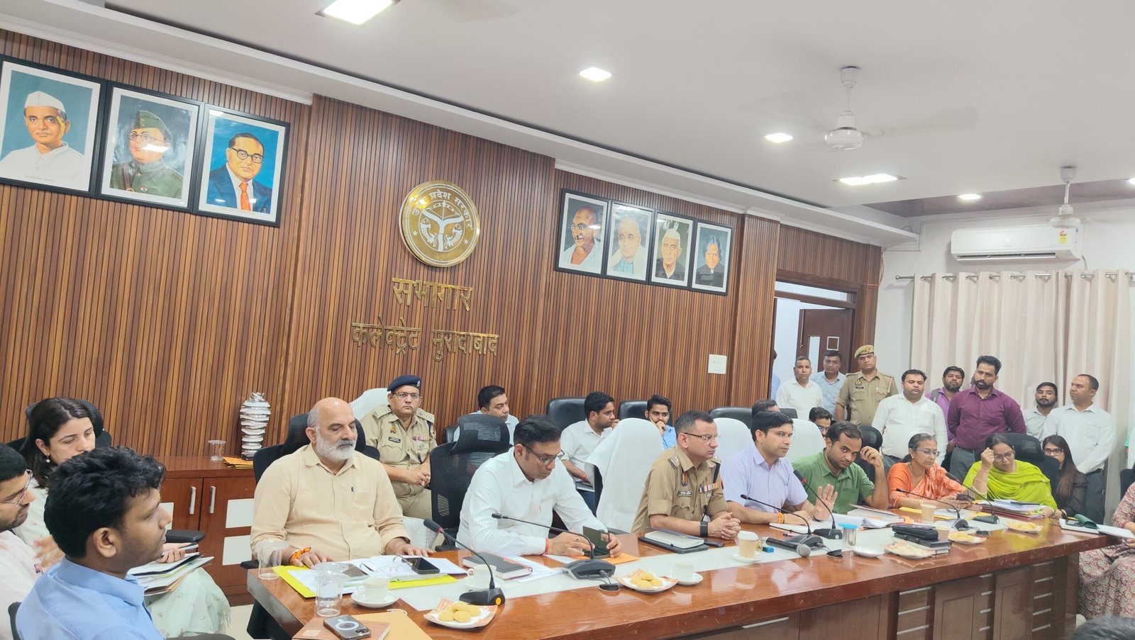 मुरादाबाद में फायर सेफ्टी नियमों और सुरक्षा मानकों पर आयोजित बैठक में मौजूद अधिकारी।