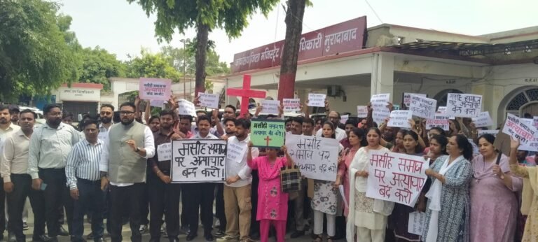 एजी चर्च मुरादाबाद घटना के विरोध में कलेक्ट्रेट तक शांति मार्च निकालते मसीह समाज के लोग।