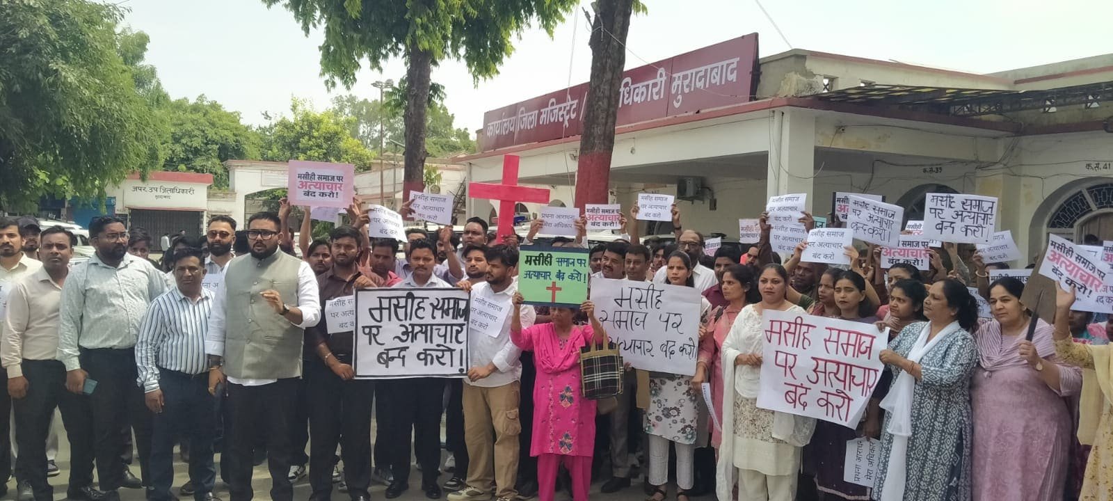 एजी चर्च मुरादाबाद घटना के विरोध में कलेक्ट्रेट तक शांति मार्च निकालते मसीह समाज के लोग।