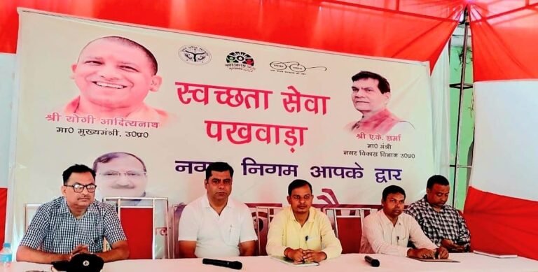 वार्ड-70 जनसेवा कैंप में स्थानीय लोगों की समस्याएं सुनते नगर निगम अधिकारी और पार्षद रेहान खान।