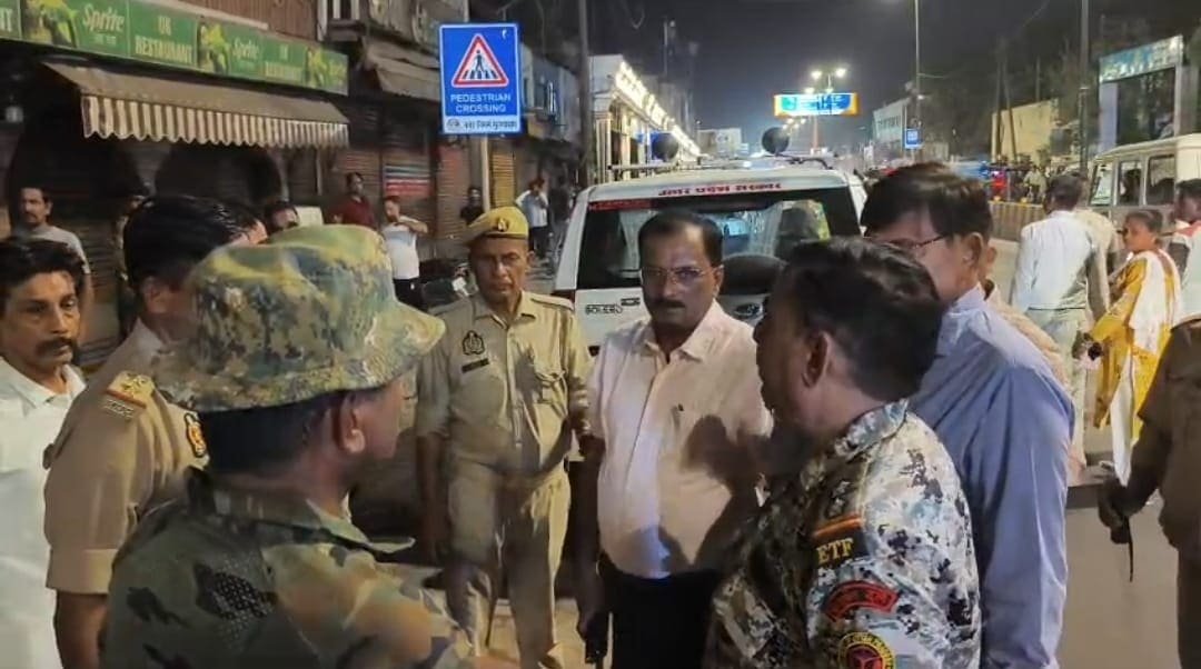 मुरादाबाद रेलवे स्टेशन अतिक्रमण कार्रवाई के दौरान नगर निगम की टीम।