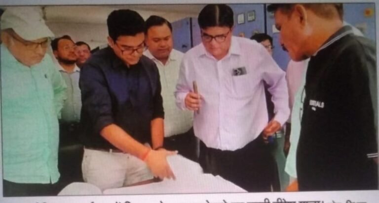गाजियाबाद में बिजली व्यवस्था की समीक्षा करते पीवीवीएनएल के प्रबंध निदेशक रवीश गुप्ता