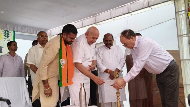 ठाकुरद्वारा में आयोजित कार्यक्रम के दौरान कृषि मंत्री सूर्य प्रताप शाही ने दीप प्रज्वलित कर कार्यक्रम का शुभारंभ किया।