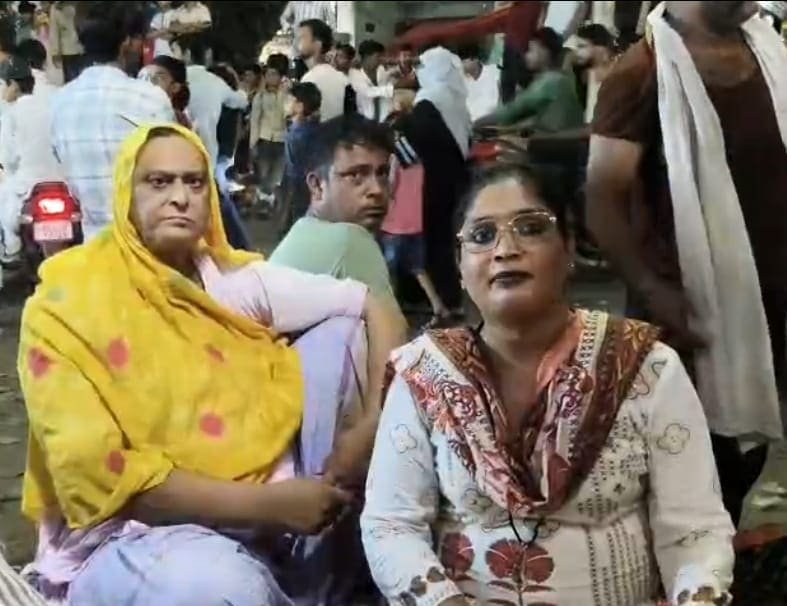 मोहर्रम पर किन्नर समाज ने लगाया लंगर, करुला में सेवा कार्य के दौरान मौजूद रूबी किन्नर और उनकी गुरु।