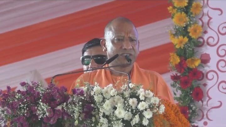 मुरादाबाद में विकास परियोजनाओं के लोकार्पण एवं शिलान्यास कार्यक्रम को संबोधित करते मुख्यमंत्री योगी आदित्यनाथ।