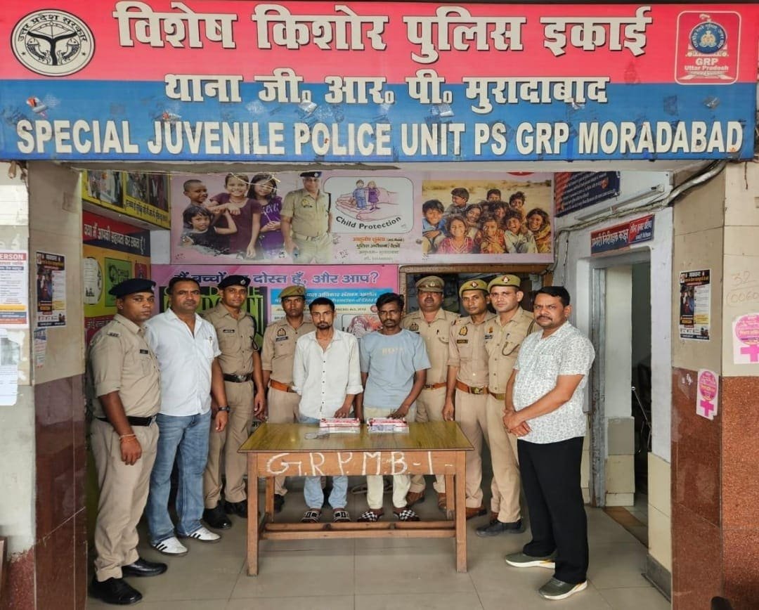 जीआरपी मुरादाबाद ने मुरादाबाद रेलवे स्टेशन से मोबाइल चोरी करने वाले दो चोरों को गिरफ्तार कर 8 मोबाइल और नकदी बरामद की।
