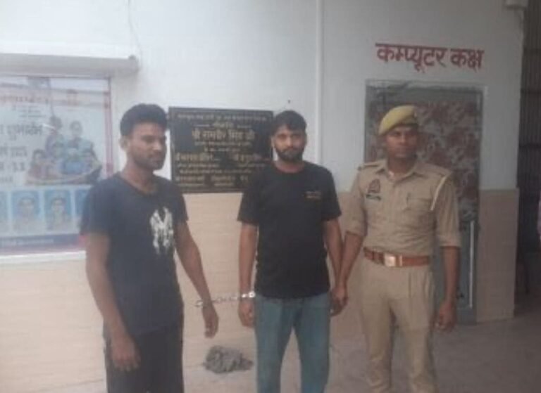 मूंढापांडे मारपीट मामले में गिरफ्तार दो आरोपियों को पुलिस हिरासत में ले जाती हुई