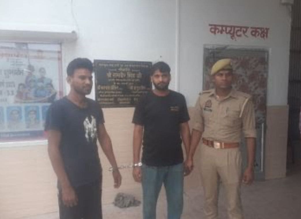 मूंढापांडे मारपीट मामले में गिरफ्तार दो आरोपियों को पुलिस हिरासत में ले जाती हुई