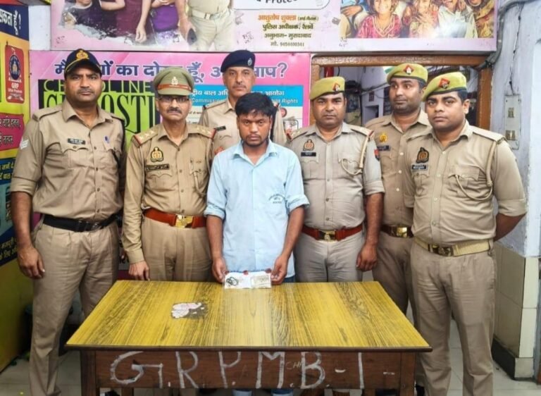 नौचंदी एक्सप्रेस में पर्स चोरी के आरोपी को गिरफ्तार करने के बाद बरामद आभूषण और नकदी के साथ जीआरपी मुरादाबाद की टीम