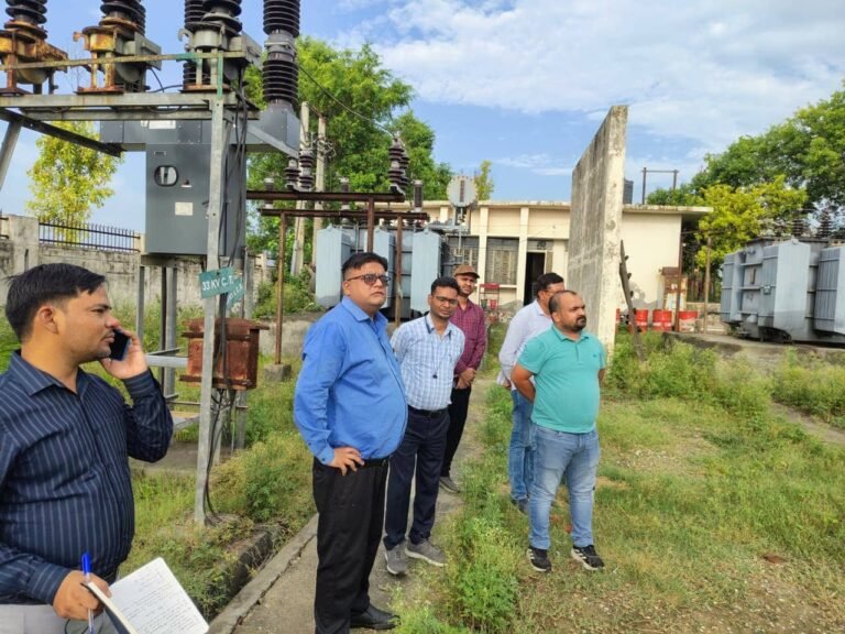 मेरठ में इन्चौली विद्युत उपकेंद्र का औचक निरीक्षण करते एमडी रवीश गुप्ता और बिजली विभाग के अधिकारी