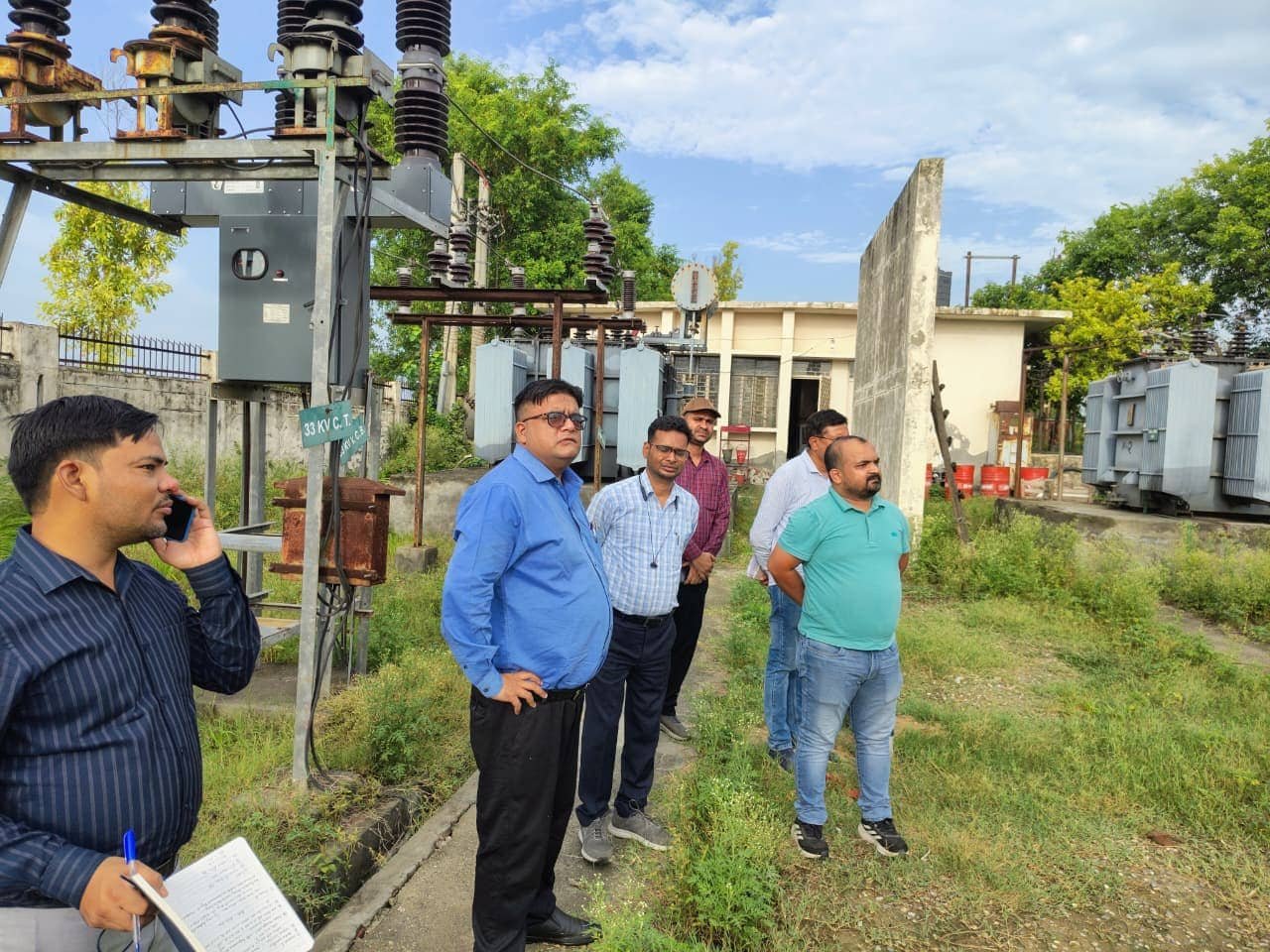 मेरठ में इन्चौली विद्युत उपकेंद्र का औचक निरीक्षण करते एमडी रवीश गुप्ता और बिजली विभाग के अधिकारी