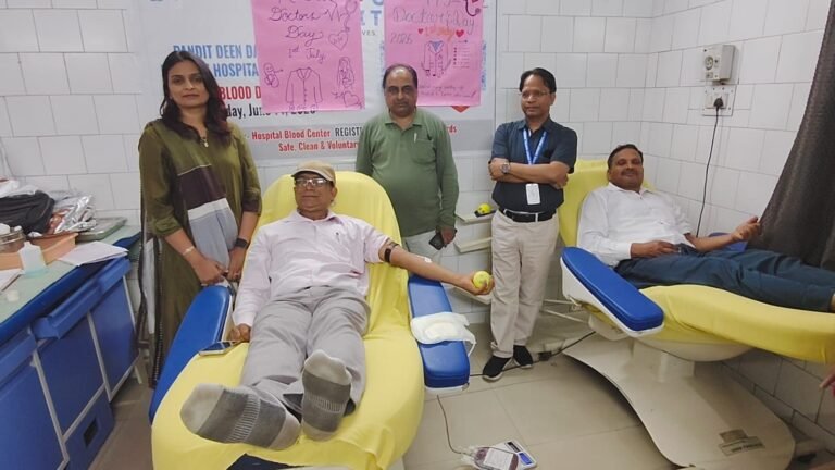 डॉक्टर्स डे पर मुरादाबाद जिला अस्पताल के ब्लड बैंक में सामूहिक रक्तदान करते चिकित्सक