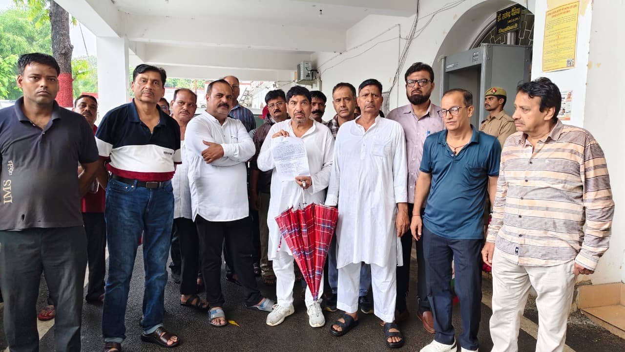 रेलवे भूमि बस स्टैंड विवाद को लेकर मुरादाबाद में डीएम को ज्ञापन सौंपते बस मालिक और व्यापारी प्रतिनिधिमंडल