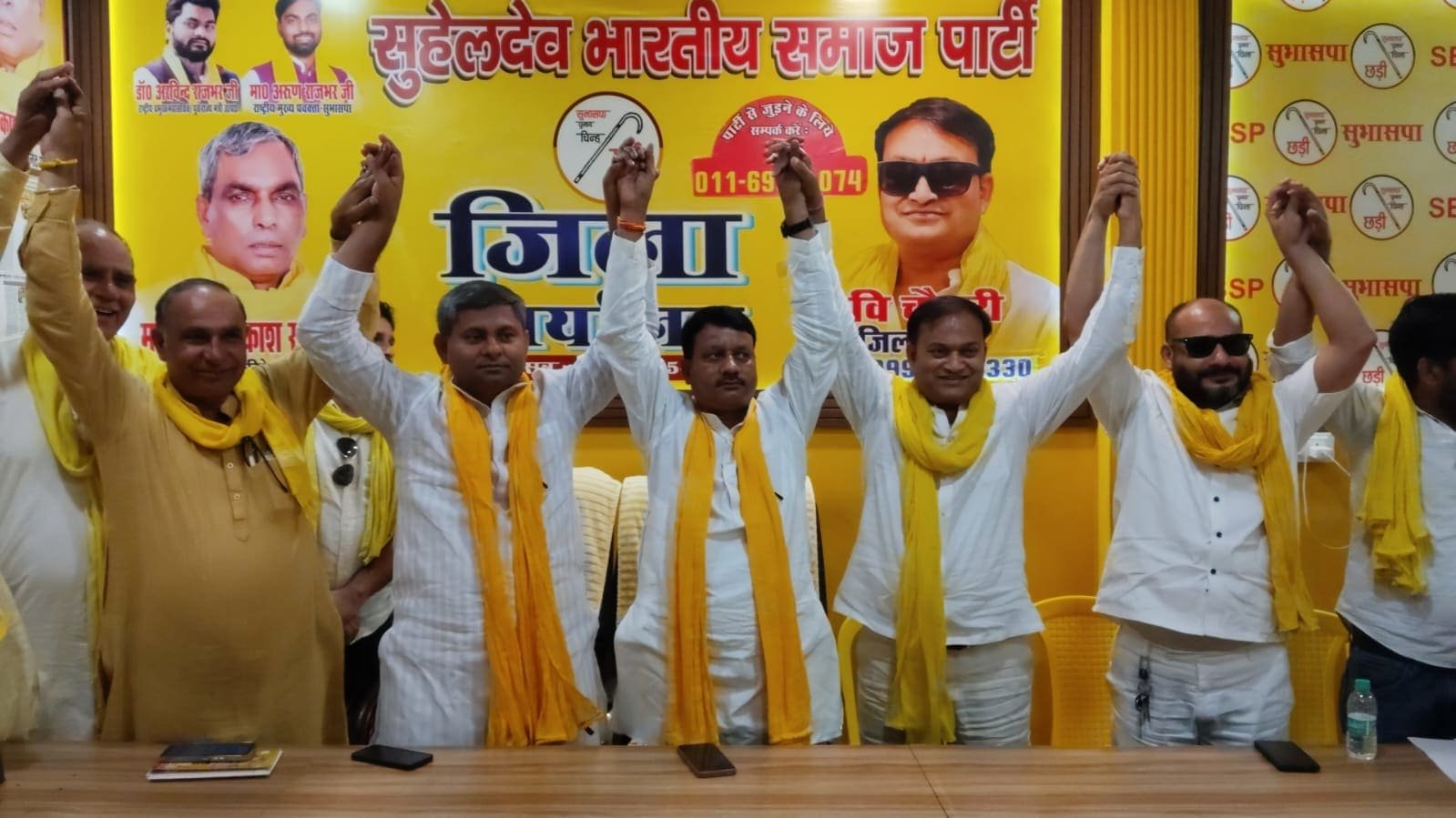 मुरादाबाद में सामाजिक समरसता महारैली की तैयारियों को लेकर सुभासपा की समीक्षा बैठक में मौजूद पार्टी पदाधिकारी।