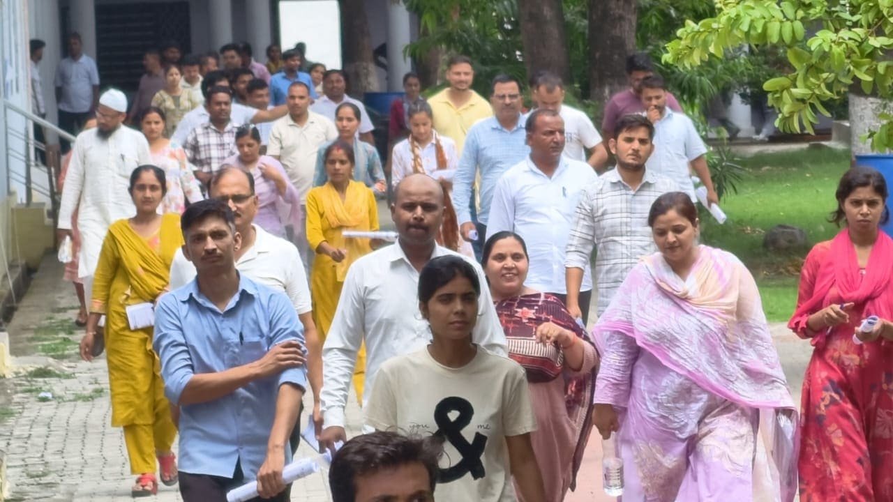 मुरादाबाद में UPTET परीक्षा 2026 के दूसरे दिन परीक्षा केंद्र से परीक्षा देकर बाहर निकलते अभ्यर्थी